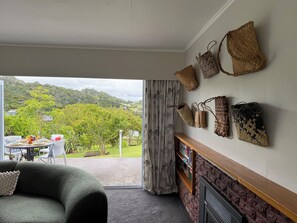 Interior - Retro Russell Retreat - Mins to Ferry, Beach, Eats (Russell)