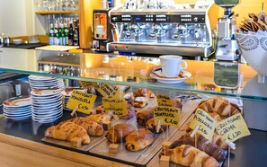 فطور أوروبي في الإجازات الأسبوعية بتكلفة قدرها (6 EUR للشخص)