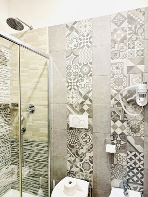 A modern bathroom with a shower, toilet, and sink. - TAWHID ACCOMODATION (Rome)