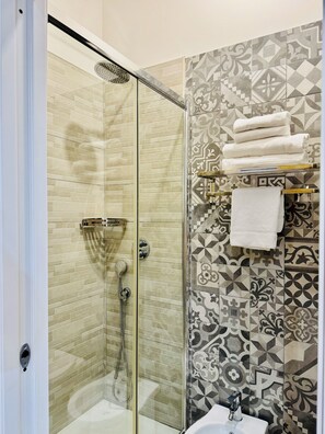 Comfort Double or Twin Room | Bathroom | Hair dryer, soap, shampoo, toilet paper - TAWHID ACCOMODATION (Rome)