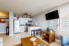 Een koelkast, een magnetron, een oven, een kookplaat