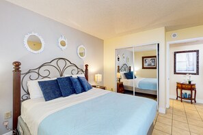 1 bedroom, iron/ironing board, Internet, bed sheets - Panoramic water views, pool, private beach, AC, WIFI and close to Gulf beaches (Bonita Springs)