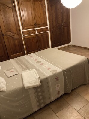 3 quartos, ferros/tábuas de passar roupa, Wi-Fi, roupa de cama