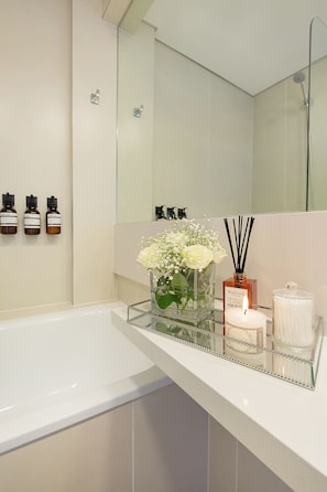 SĂšche-cheveux, bidet, serviettes fournies, savon