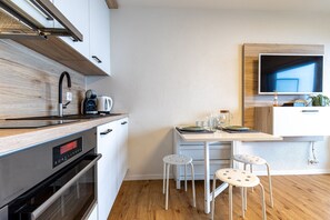 Fridge, oven, stovetop, coffee/tea maker
