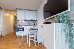 Fridge, oven, stovetop, coffee/tea maker