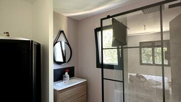 Douche, sĂšche-cheveux, savon, papier toilette