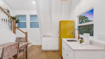 Signature-mökki | Yksityinen keittiö | Minijääkaappi, mikroaaltouuni, liesi, leivänpaahdin