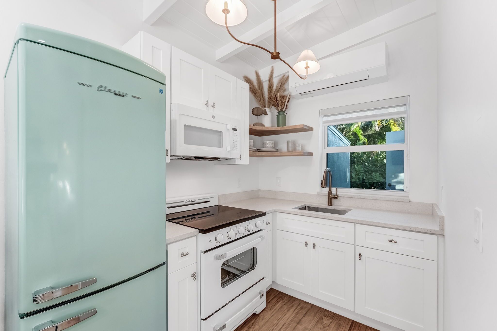 Deluxe Single Room | Private kitchen | Mini-fridge, microwave, stovetop, toaster