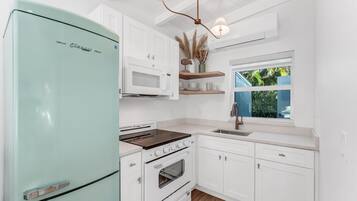 Deluxe Single Room | Private kitchen | Mini-fridge, microwave, stovetop, toaster