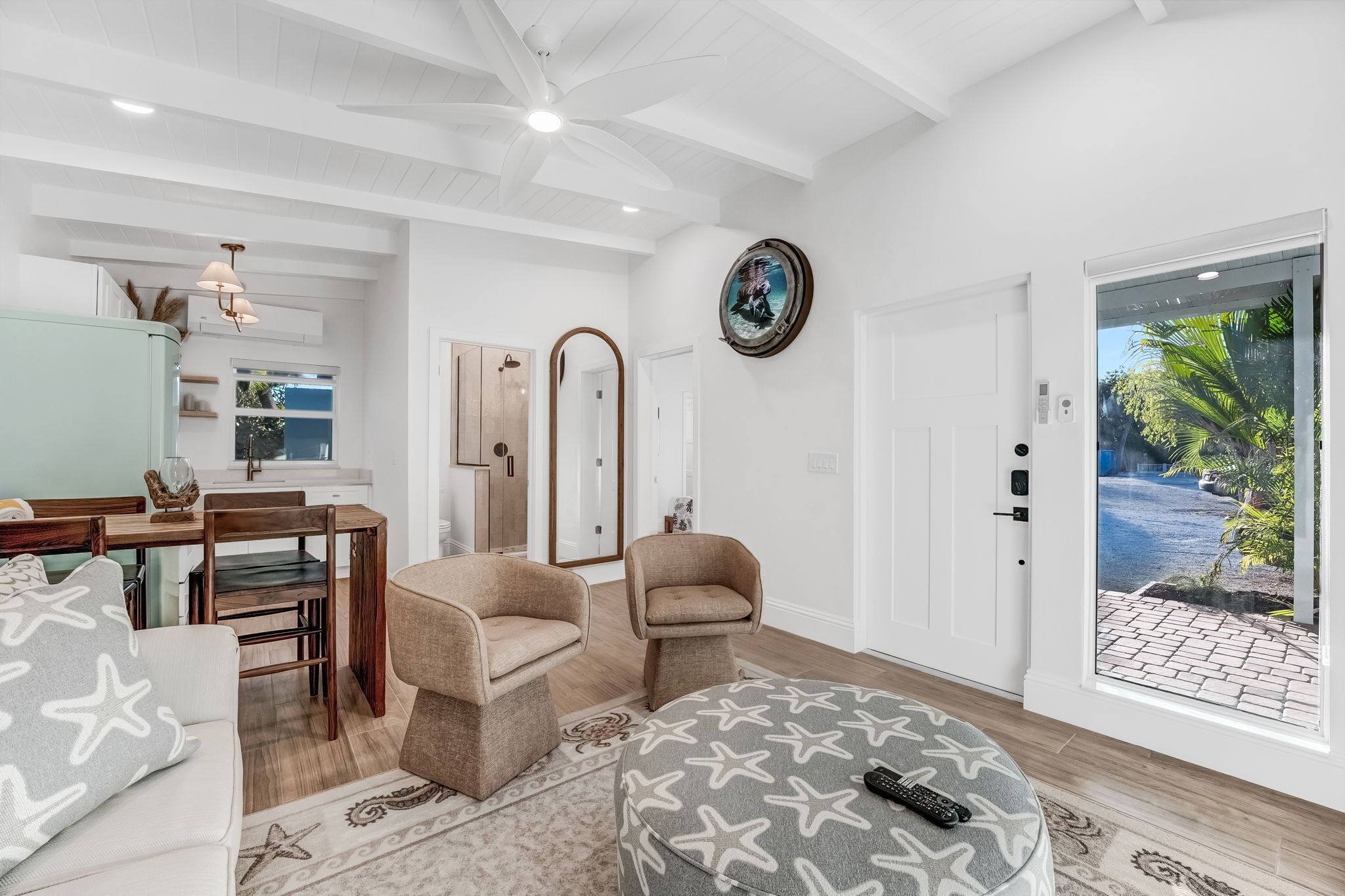 Chambre simple Deluxe | Aire de séjour | Téléviseur connecté de 55 po avec télévision par câble