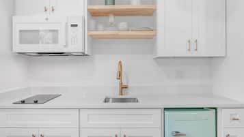 Exclusive Studio | Private kitchen | Mini-fridge, microwave, stovetop, toaster