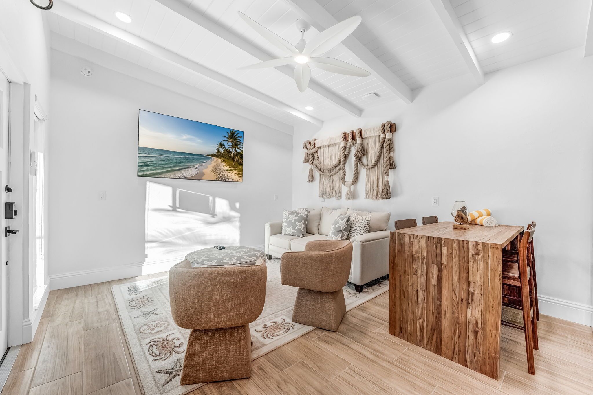 Chambre simple Deluxe | Aire de séjour | Téléviseur connecté de 55 po avec télévision par câble