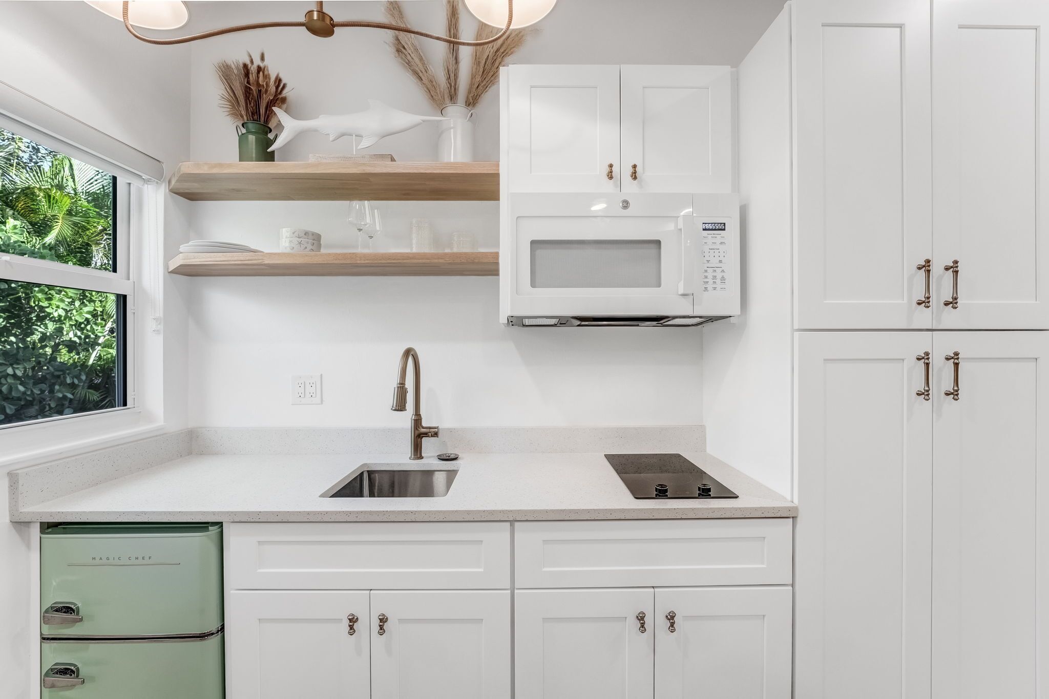 Studio Confort | Cuisine privée | Mini réfrigérateur, micro-ondes, plaque de cuisson, grille-pain