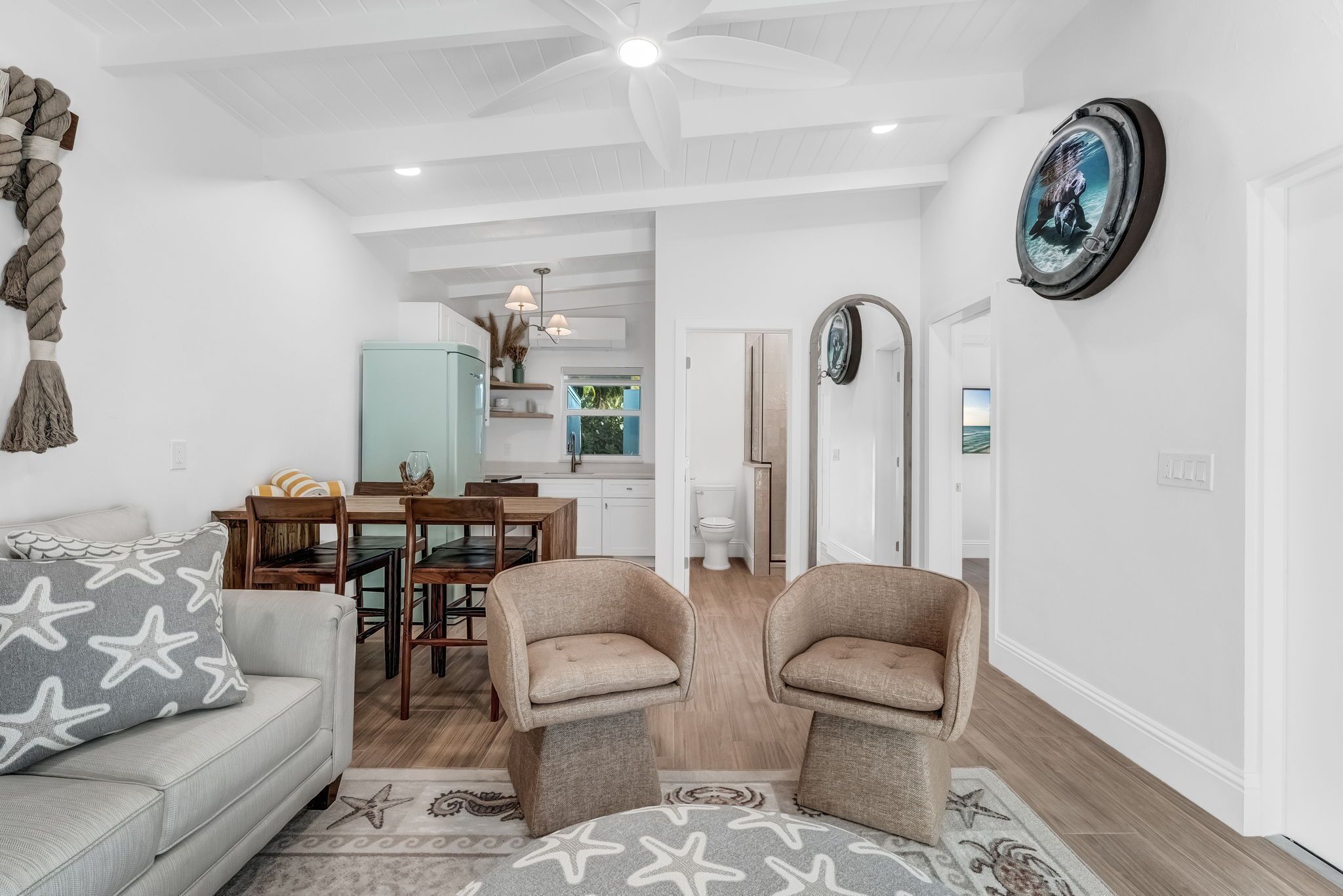 豪華單人房 | 起居區 | 55-吋智慧型電視、有線頻道、串流服務