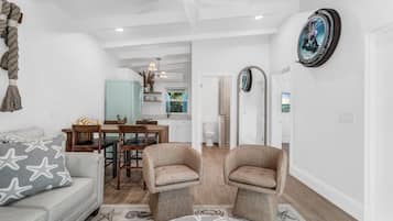 豪華單人房 | 起居區 | 55-吋智慧型電視、有線頻道、串流服務