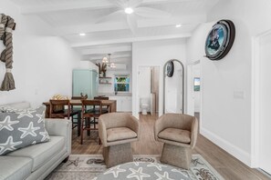 Kamar Single Deluks | Area keluarga | Smart TV 55-inci dengan saluran TV kabel dan layanan streaming