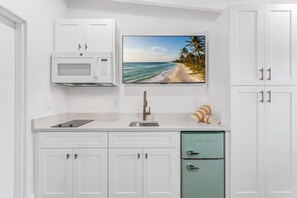 Studio Suite Khas | Dapur pribadi | Lemari es kecil, microwave, kompor, dan pemanggang roti