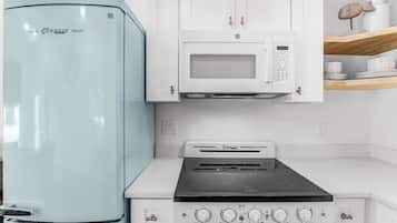 Yhden hengen deluxe-huone | Yksityinen keittiö | Minijääkaappi, mikroaaltouuni, liesi, leivänpaahdin