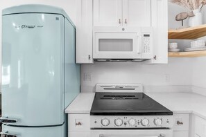 Yhden hengen deluxe-huone | Yksityinen keittiö | Minijääkaappi, mikroaaltouuni, liesi, leivänpaahdin