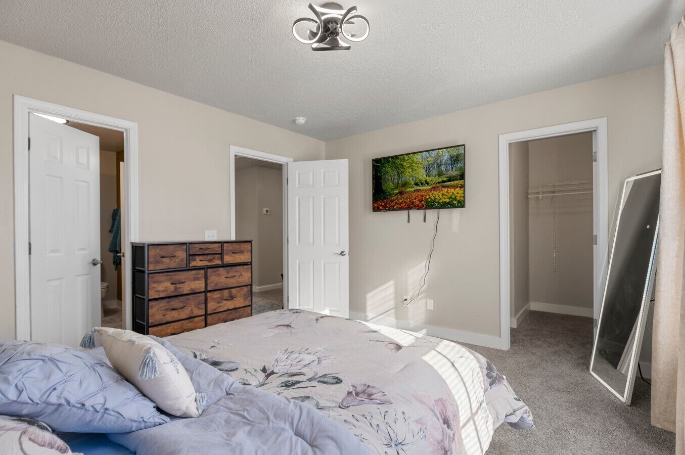 3 bedrooms, desk, iron/ironing board, WiFi