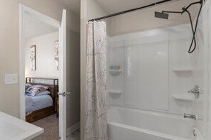 Regadera, secadora de cabello, bidet, toallas 