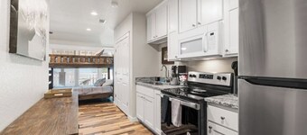 Southside Lounge on Magnolia
Midterm Rental
