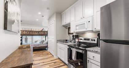 Southside Lounge on Magnolia
Midterm Rental