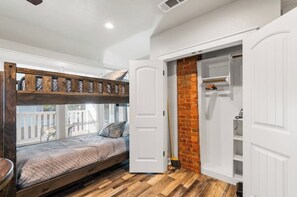 1 bedroom, WiFi, bed sheets - Southside Lounge on Magnolia
Midterm Rental (Fort Worth)