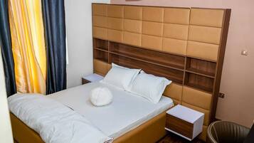 8 bedrooms, WiFi, bed sheets