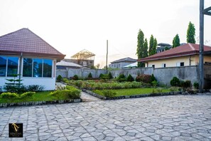 Property grounds - Venetian Villa, Spacious 2-bedroom apartment with WiFi, AC in charming Buea (Buea)