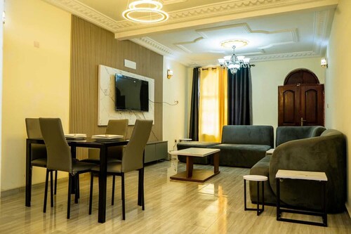 Venetian Villa, Spacious 2-bedroom apartment with WiFi, AC in charming Buea