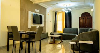 Venetian Villa, Spacious 2-bedroom apartment with WiFi, AC in charming Buea