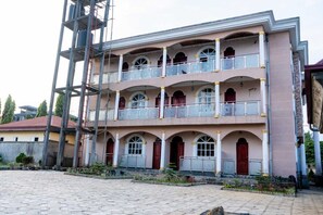 Exterior - Venetian Villa, Spacious 2-bedroom apartment with WiFi, AC in charming Buea (Buea)