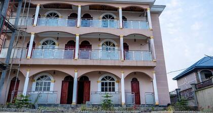 Venetian Villa, Spacious 2-bedroom apartment with WiFi, AC in charming Buea