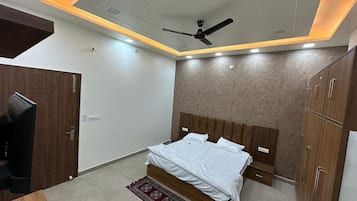 Deluxe Double Room, Patio | Desk, laptop workspace, iron/ironing board, free WiFi