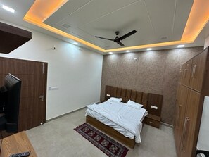 Deluxe Double Room, Patio | Desk, laptop workspace, iron/ironing board, free WiFi