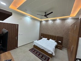 Habitación Deluxe doble, patio | Escritorio y espacio para trabajar con un portátil