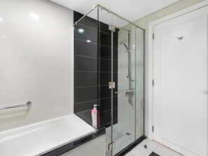 Sèche-cheveux, bidet, serviettes fournies, savon