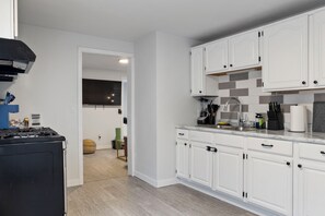 Kylskåp, mikrovågsugn, ugn och spishäll