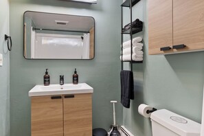 Sèche-cheveux, serviettes fournies, savon, shampoing