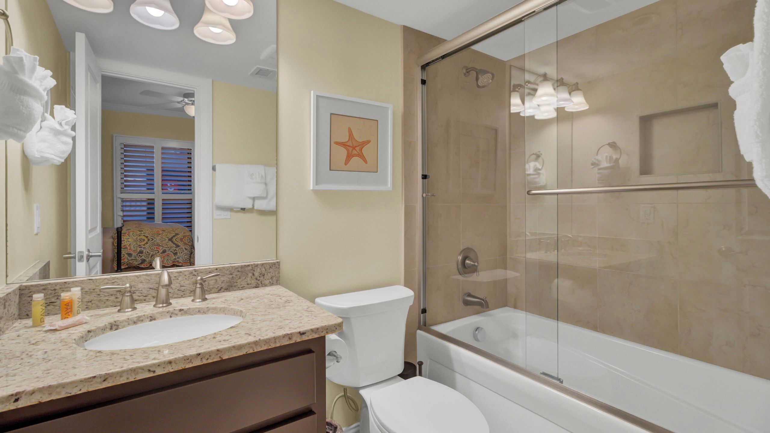 Une salle de bain avec deux lavabos, des toilettes, une baignoire et une douche.