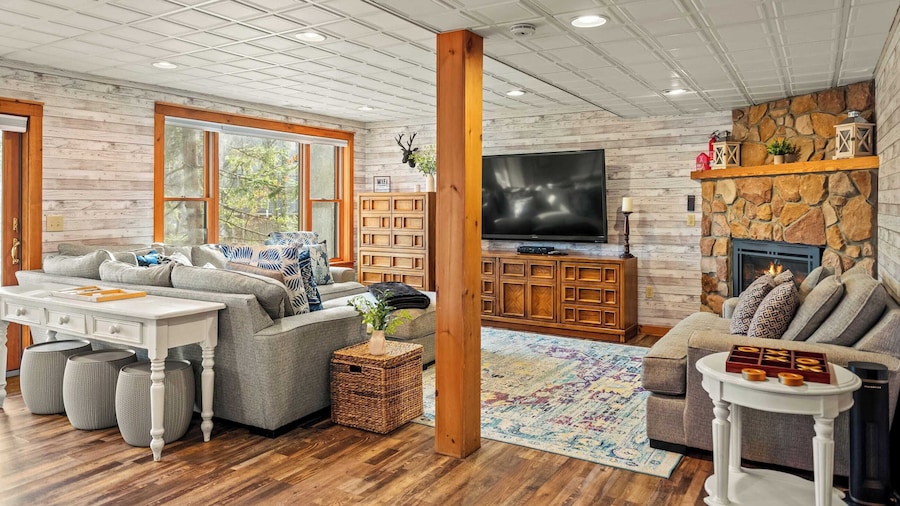 Mountain Escape With Game Room, Balcony & Stunning Views in the Poconos Christina