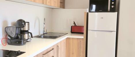 Fridge, microwave, oven, coffee/tea maker