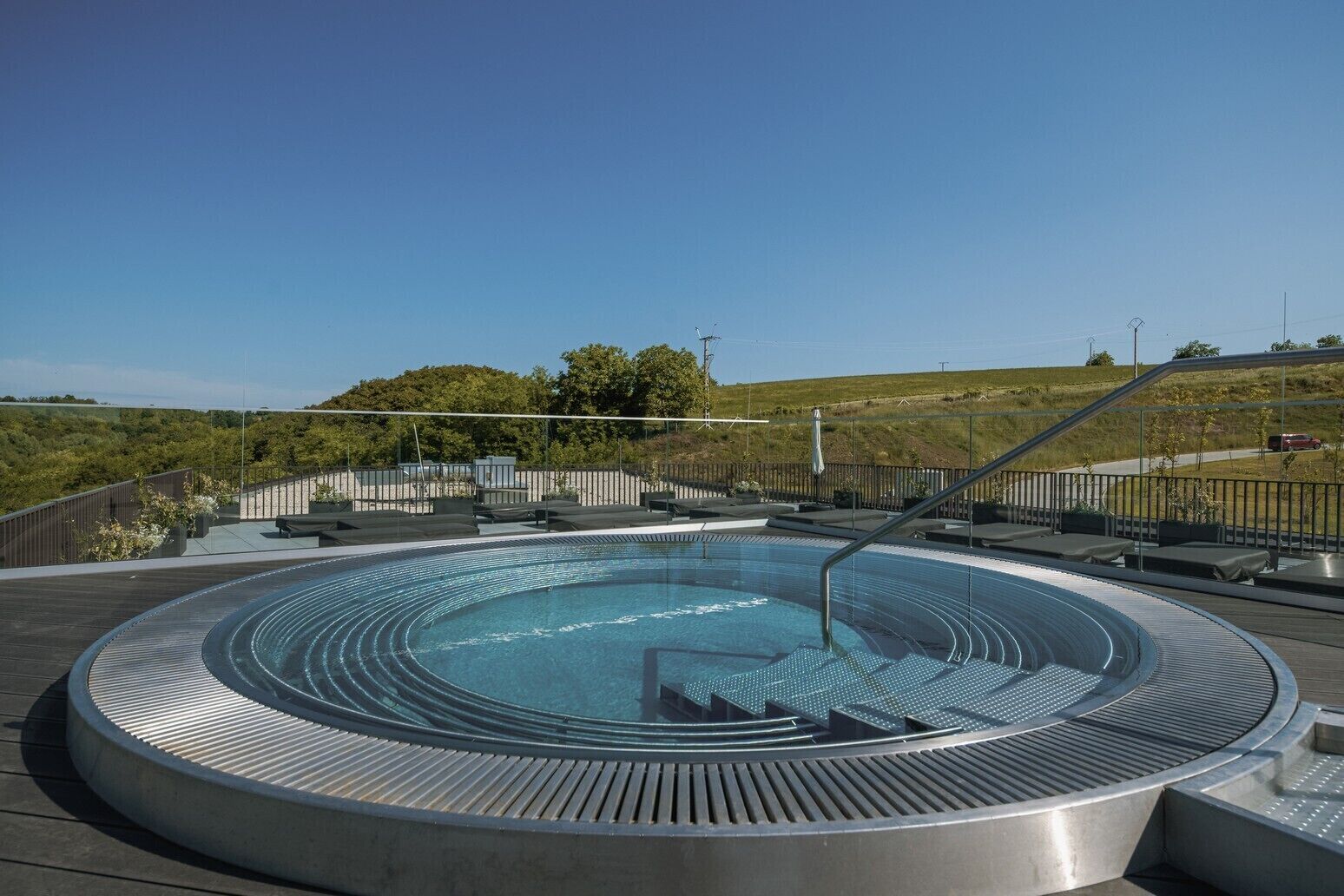 Piscine couverte, chaises longues
