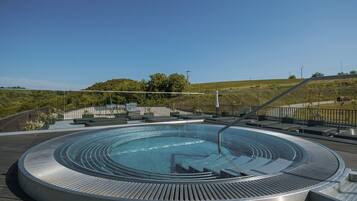 Piscine couverte, chaises longues