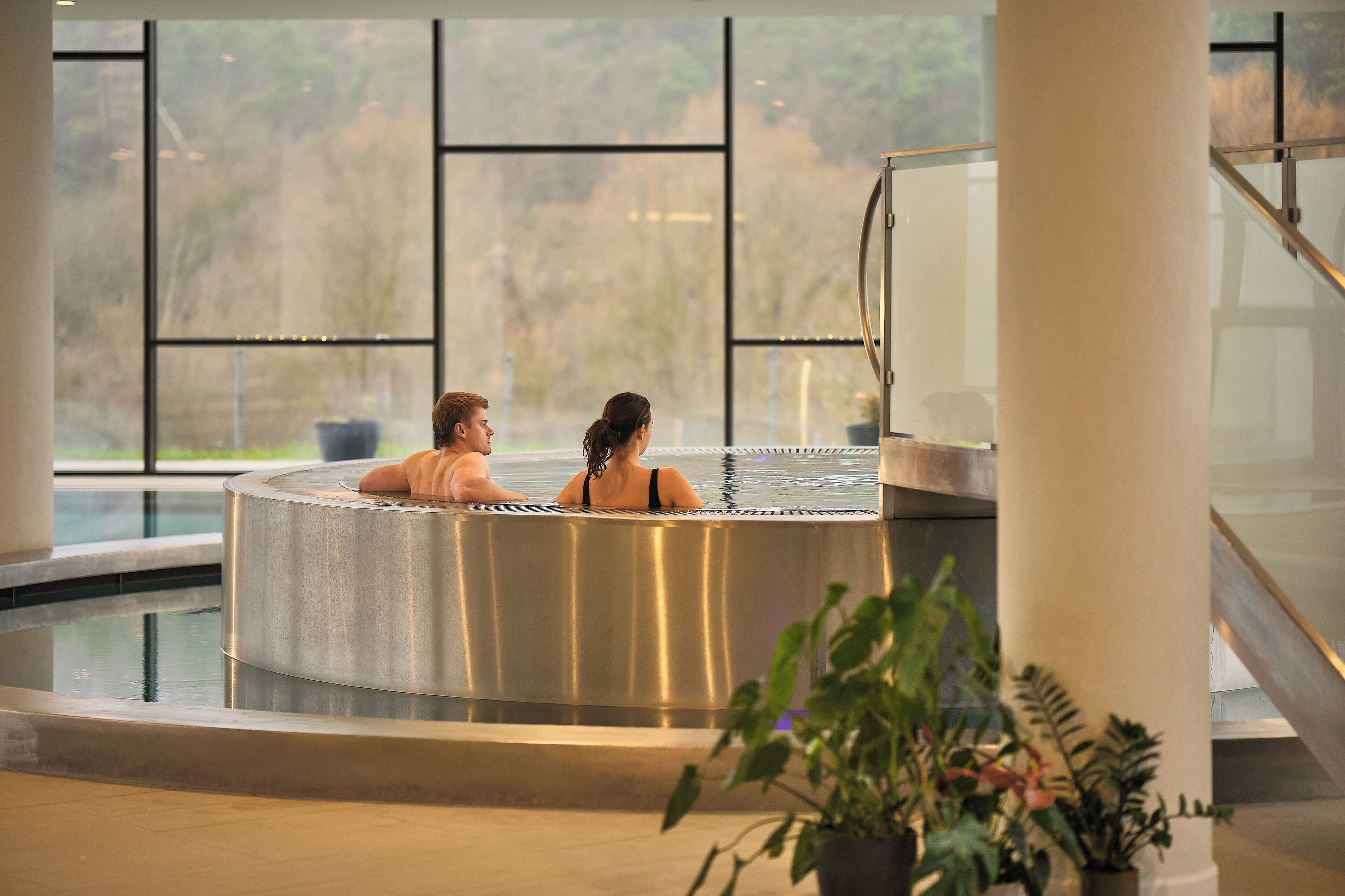 Alberca techada y camastros 