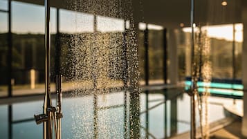 Piscine couverte, chaises longues