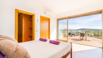 Villa | 4 bedrooms, iron/ironing board, bed sheets