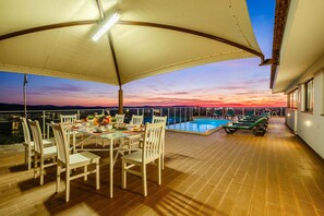 Villa | Outdoor dining - Villa in Alte Near sea Beach (Loulé)